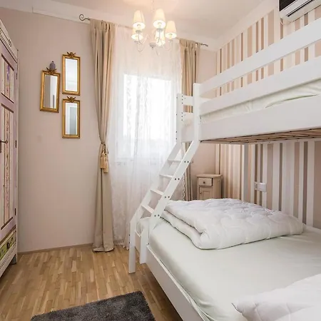 Three-bedroom In Daire Pakoštane